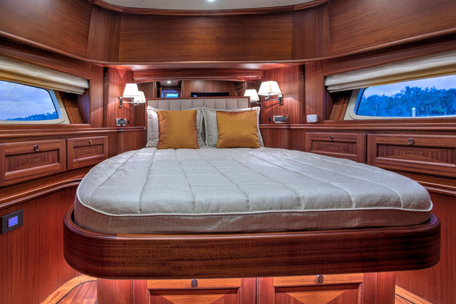 VICEM 67 CRUISER SETS NEW STANDARD FOR LUXURY ALL-MAHOGANY MOTORYACHTS - Interiors