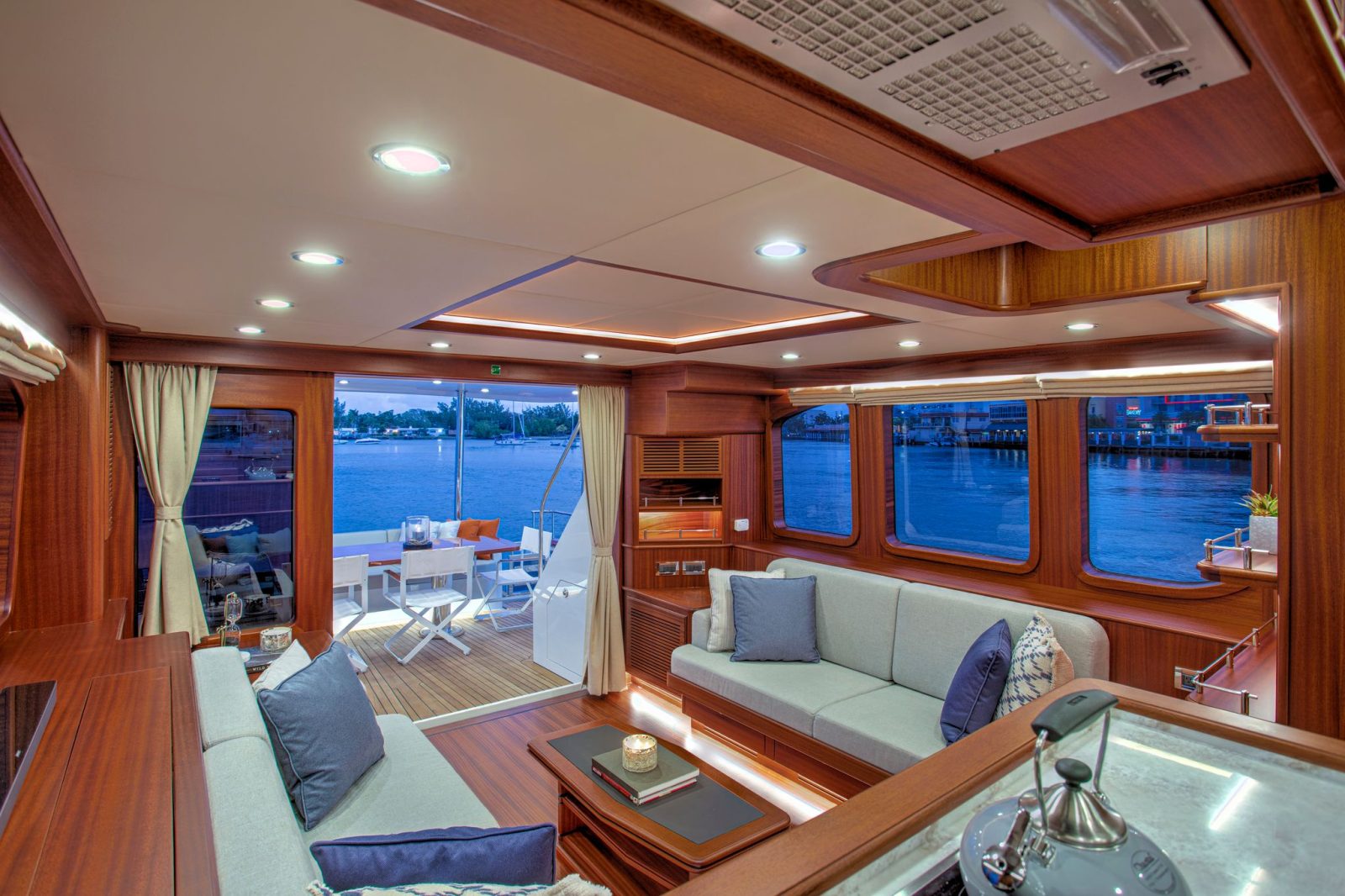 VICEM 67 CRUISER SETS NEW STANDARD FOR LUXURY ALL-MAHOGANY MOTORYACHTS - Interiors