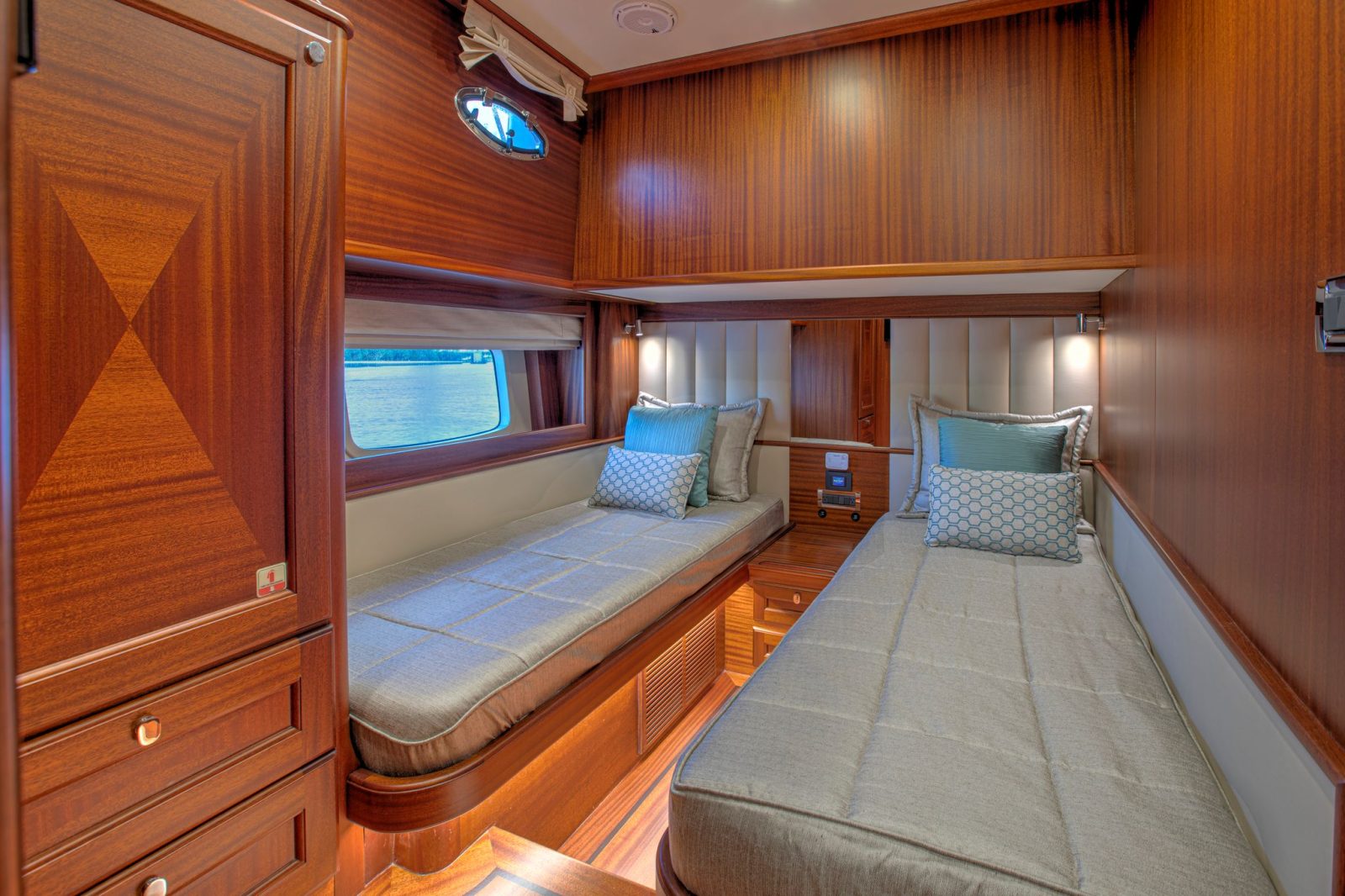 VICEM 67 CRUISER SETS NEW STANDARD FOR LUXURY ALL-MAHOGANY MOTORYACHTS - Interiors