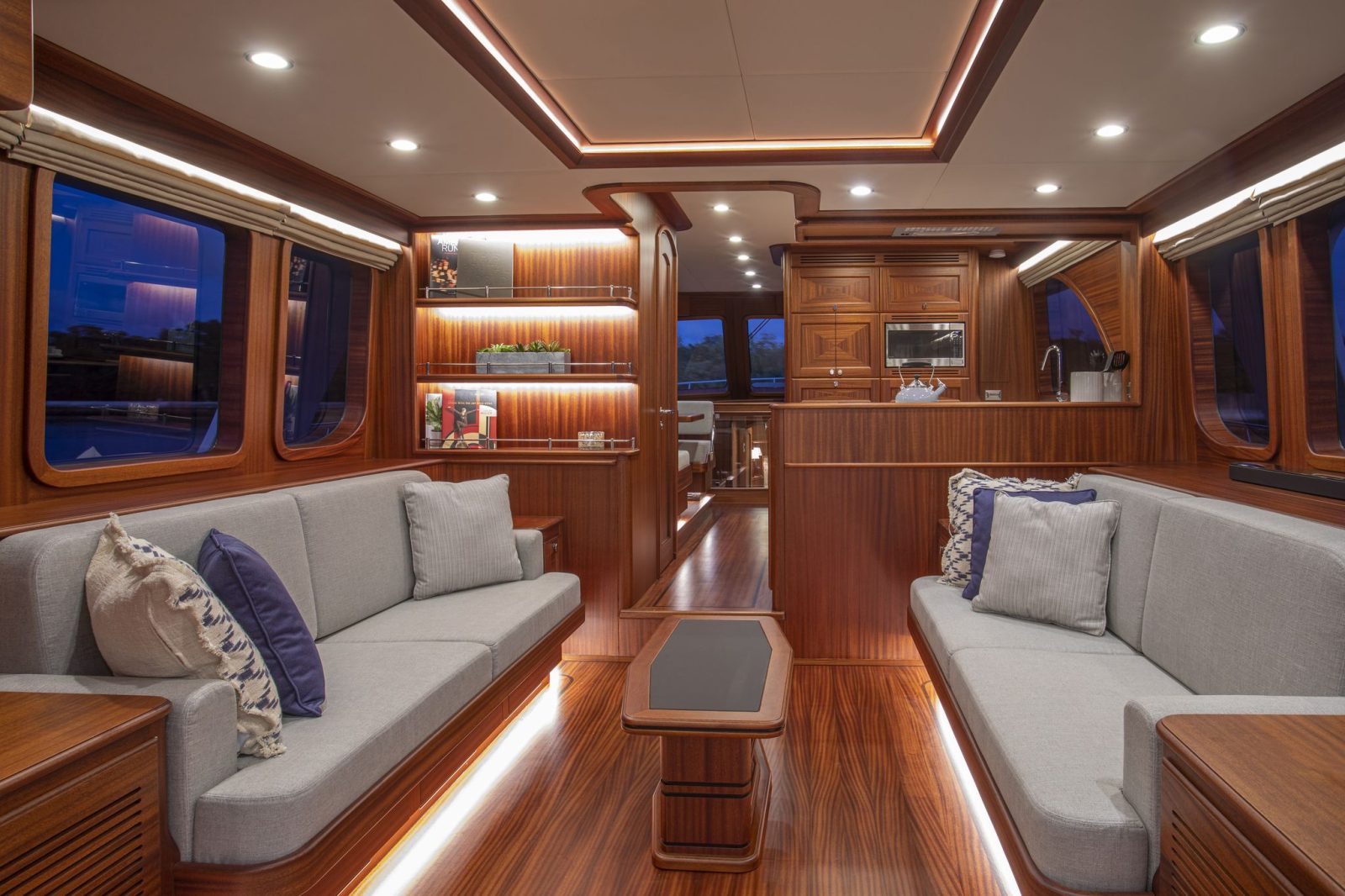 VICEM 67 CRUISER SETS NEW STANDARD FOR LUXURY ALL-MAHOGANY MOTORYACHTS - Interiors