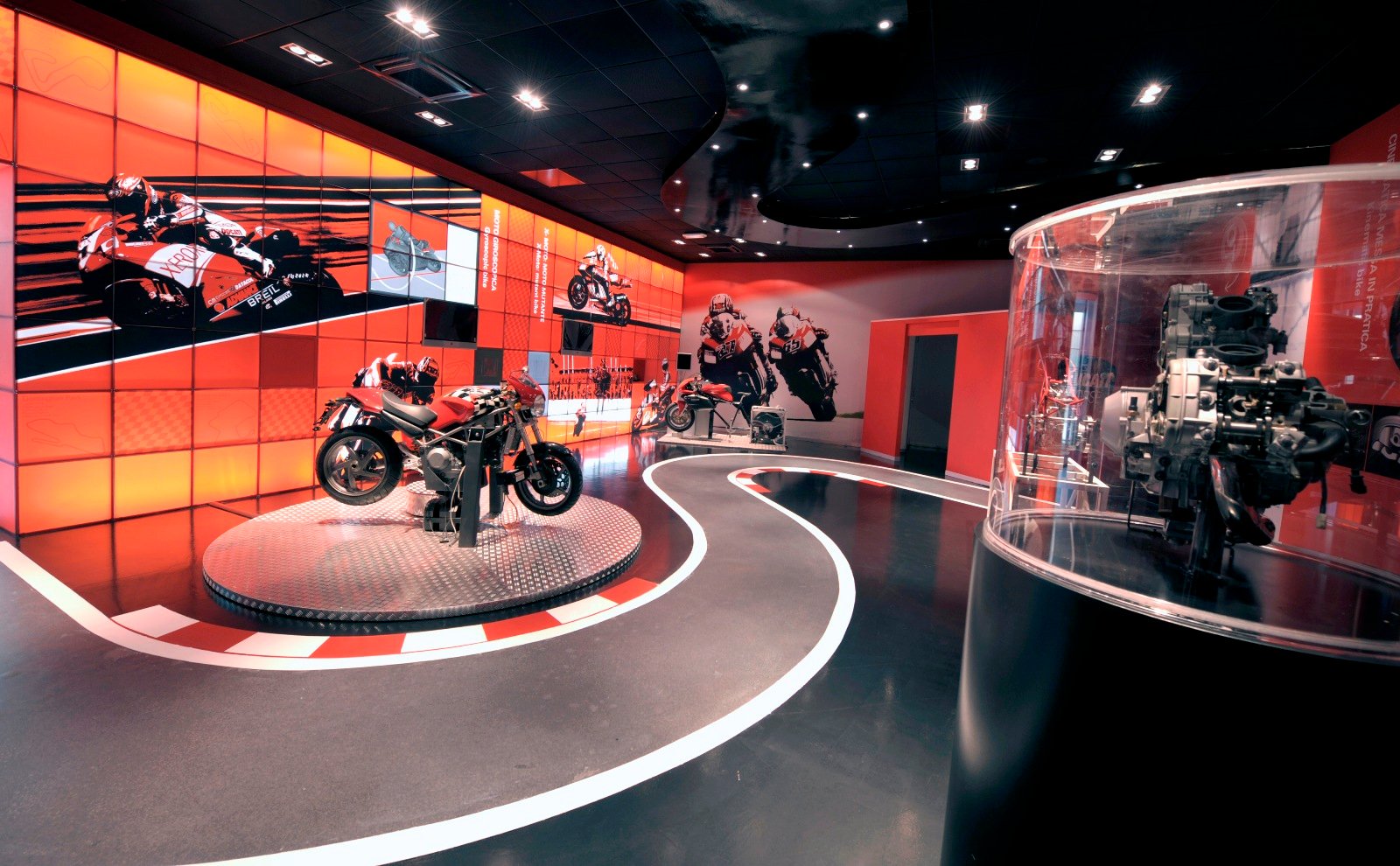 01 Ducati Fisica in Moto_UC65591_Mid