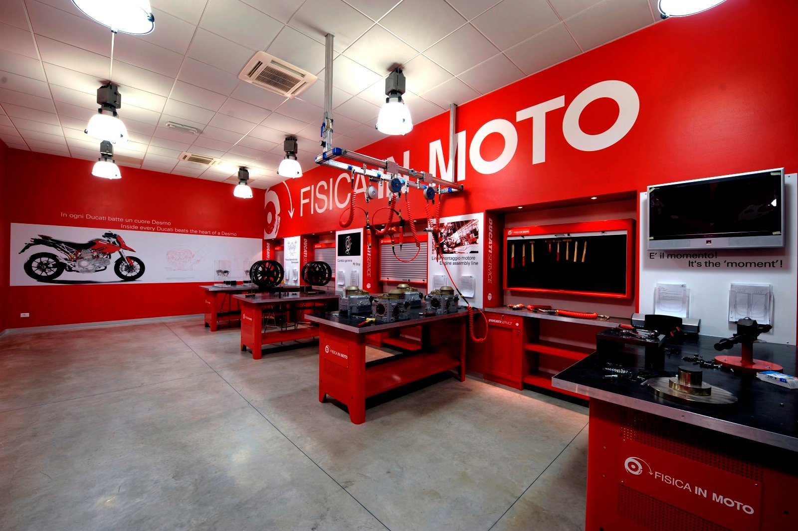 05 Ducati Fisica in Moto_UC65590_Mid