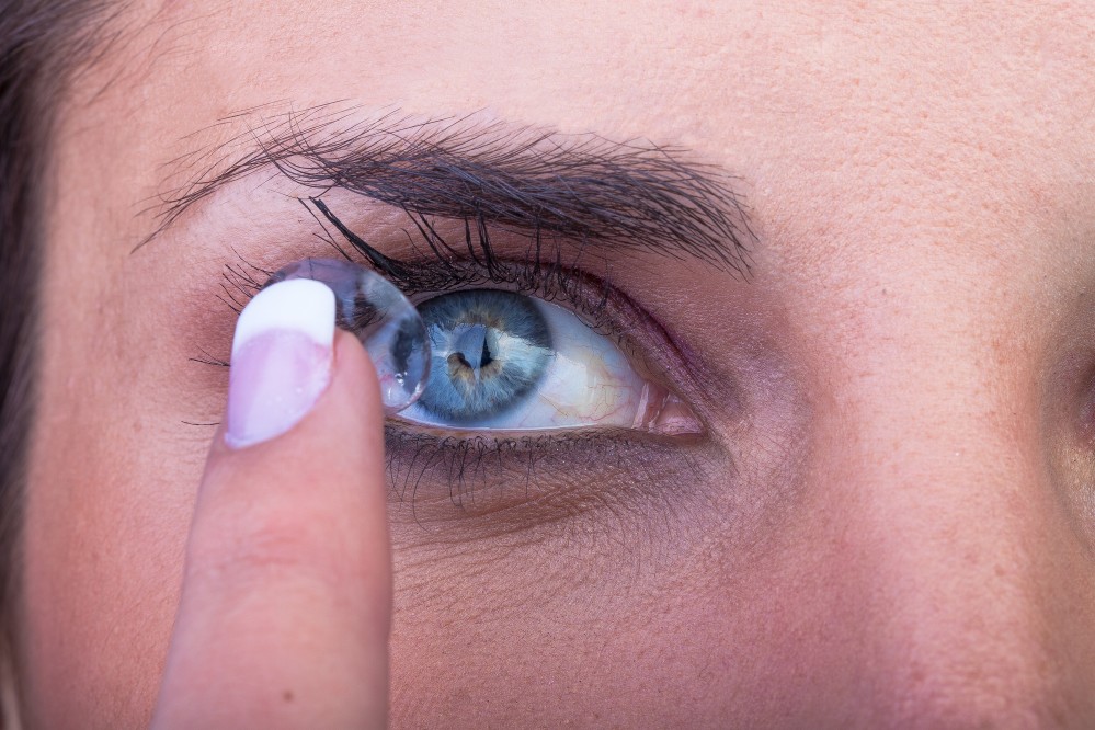 Basics of Using Contact Lenses While Wearing Makeup