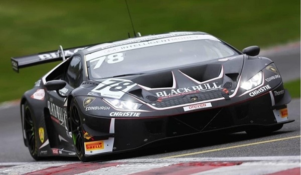La Lamborghini ottiene la terza vittoria della stagione British GT a Brands Hatch