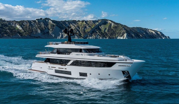 CUSTOM LINE PRESENTS THE NEW NAVETTA 30: “THE ART OF MOVEMENT”