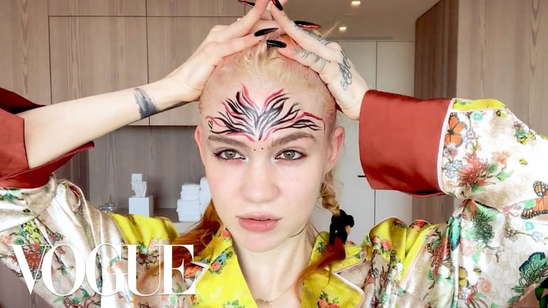 Rotina de cuidados com a pele e maquiagem psicodélica de Grimes durante a gravidez | Segredos de beleza | Vogue