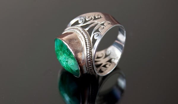 Cómo los hombres pueden marcar tendencia con anillos de piedra esmeralda