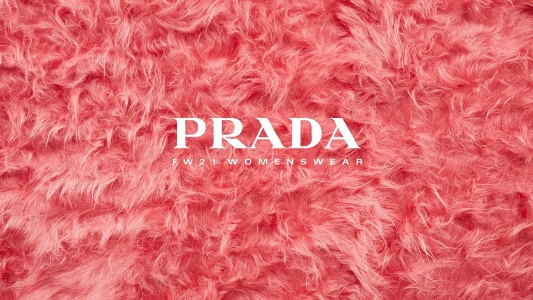 Prada Herbst/Winter 2021 Damenkollektion – Im Anschluss ein Gespräch mit Miuccia Prada und Raf Simons.