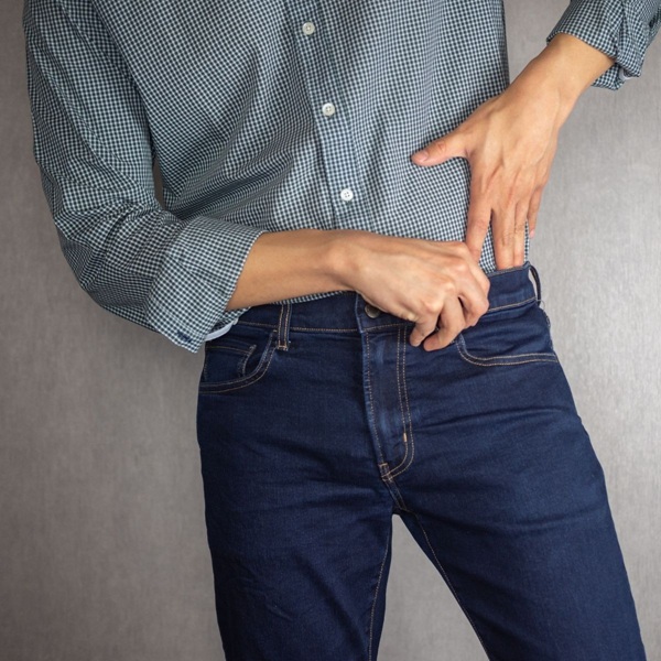 Modi eleganti per infilare la camicia come un professionista