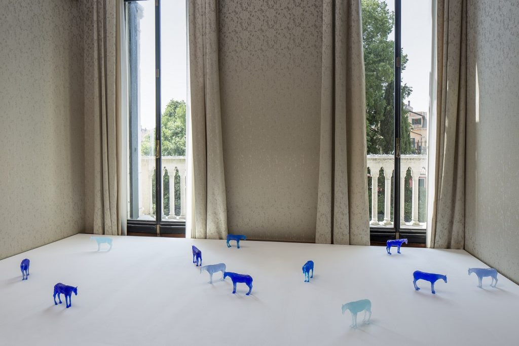 an ocean away, Ugo Rondinone (2017). Glass.