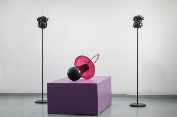 Rosemarie’s Divorce, Renate Bertlmann (2019). Glass, pedestal, scalpels, and steel.