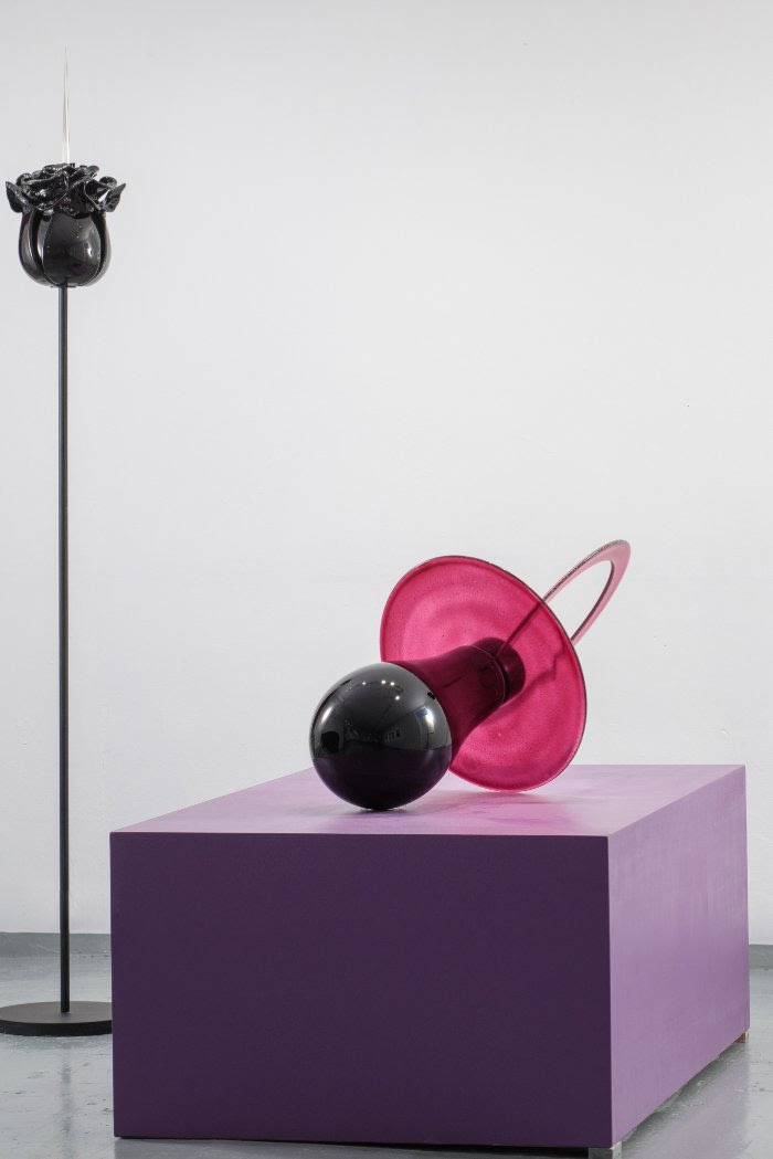 Detail of Rosemarie’s Divorce, Renate Bertlmann (2019). Glass, pedestal, scalpels, and steel.