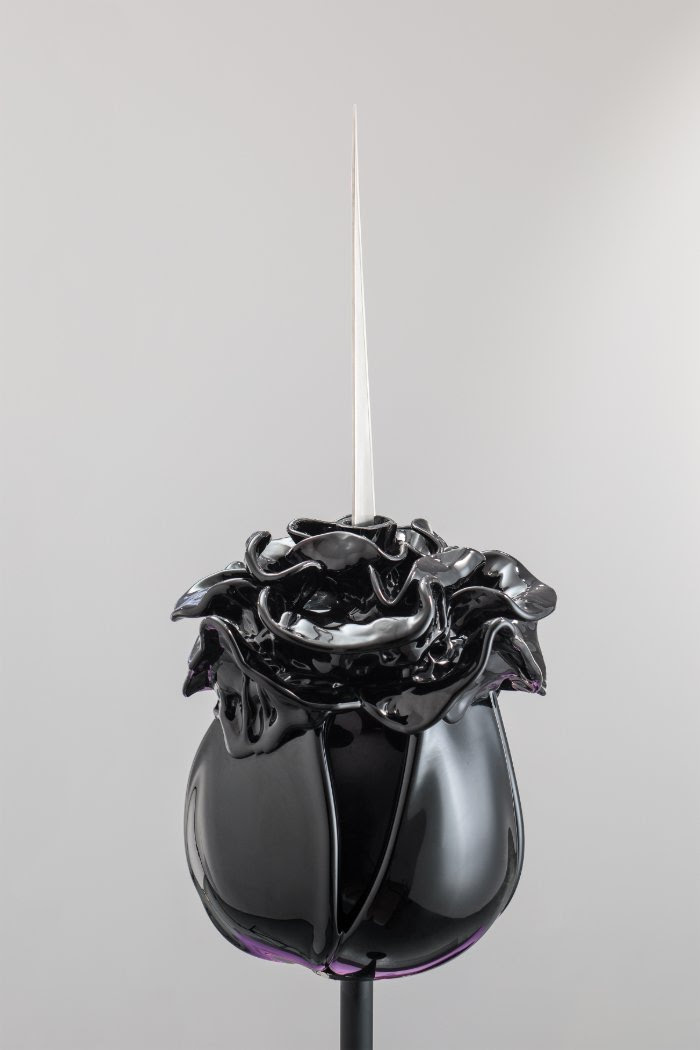 Detail of Rosemarie’s Divorce, Renate Bertlmann (2019). Glass, pedestal, scalpels, and steel.