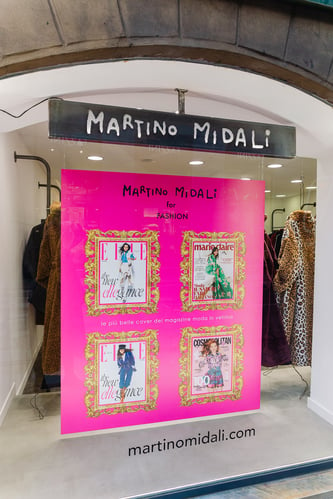 Martino Midali dedicated the windows of the shops in via Mercato and via Madonnina, the historical and iconic art district, to fashion and lifestyle magazines: pink window