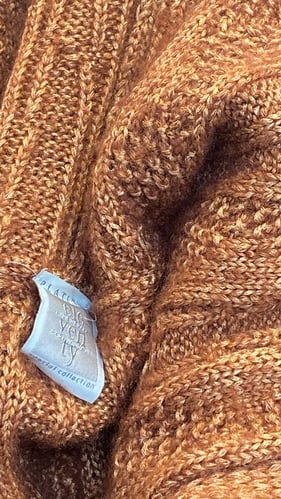 Golden threads soften and give a golden touch to a yellow kintsweater