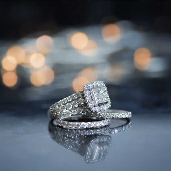 Conseils pour assortir une alliance à une bague de fiançailles