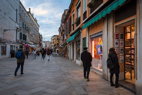 Strada Nova, когда мы посетили магазин Feelin Venice, как он выглядел во время пандемии, все еще с посетителями