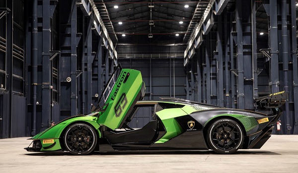 Lamborghini Essenza SCV12 is the first car on the market with full carbon chassis