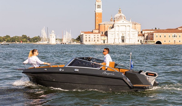 La nuova Magonis Wave e-550 completamente elettrica incanta i canali di Venezia
