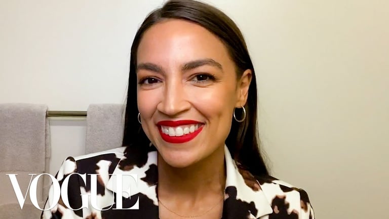 Kongressabgeordnete Alexandria Ocasio-Cortez' Anleitung für ihre charakteristischen roten Lippen | Beauty Secrets | Vogue