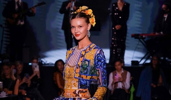 Runway 7 présente les collections printemps-été 2022 de Naeem Khan