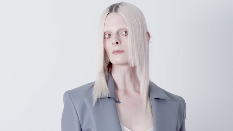 DiscoveryLAB presenta MYNOK, EL VENDEDOR ATRÁS En colaboración con TONI&GUY #LFW
