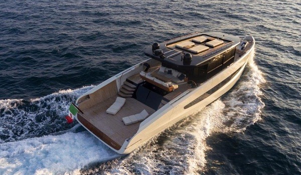 BROUGHT TO LIFE BY EVO YACHT’S FLAIR FOR INNOVATION, EVO V8 IS A 24-METRE YACHT THAT DEFINES A NEW MARKET SEGMENT