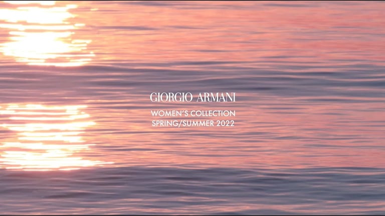 Sfilata di moda femminile Giorgio Armani SS22
