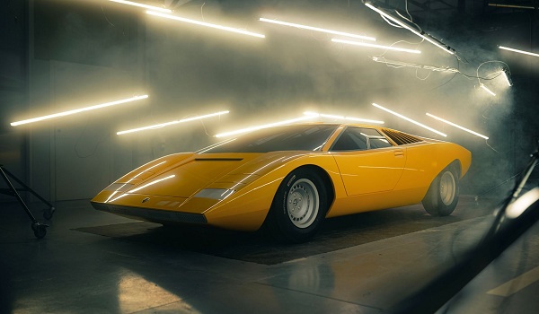 The reconstruction of the first Lamborghini Countach, the 1971 LP 500, is unveiled at Villa d’Este. 25,000 hours of work by Lamborghini Polo Storico