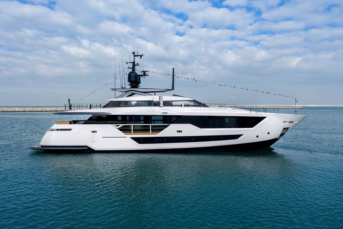 اليخت CUSTOM LINE 106' M/Y GERRY'S FERRY هو أول يخت لهذا العام تم إطلاقه بواسطة خط التخطيط للعلامة التجارية