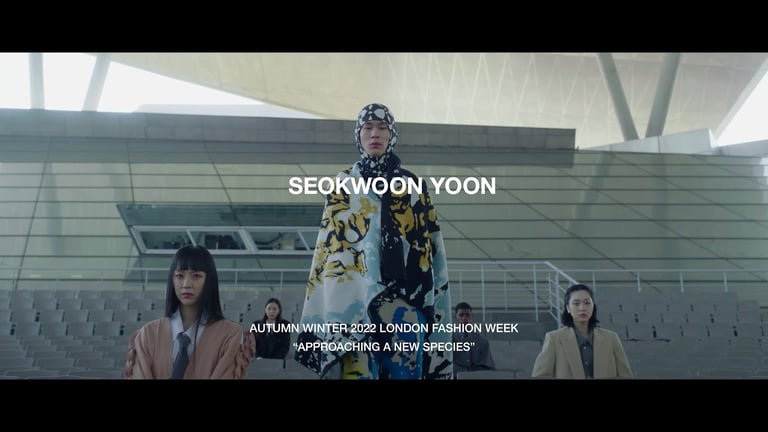 SEOKWOON YOON AW22 SEMANA DE LA MODA DE LONDRES "ACERCÁNDOSE A UNA NUEVA ESPECIE""