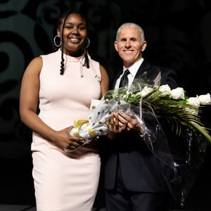 Jennah Ford, ganadora del premio Joven del Año, con el codirector ejecutivo de Boys & Girls Clubs del condado de Broward, Chris Gentile