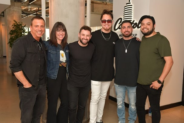 Capitol Records nimmt Acraze in Partnerschaft mit Thrive Music unter Vertrag.