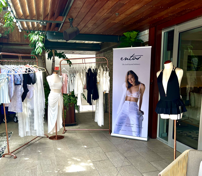 Nuotare nel lusso di Lennox con la lingerie e la moda mare di Entos
