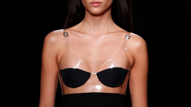 Sfilata SS23 di Christopher Kane