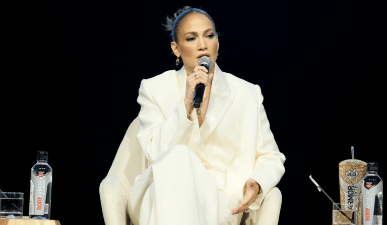 Jennifer Lopez nimmt an Grameen Americas “Raising Latina Voices” teil, um den Hispanic Heritage Month zu eröffnen.