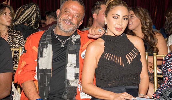 La moda ArtHearts si è presentata alla New York Fashion Week (NYFW) con un vero stile contemporaneo, mettendo in mostra la diversità, l'inclusione e l'arte della moda.