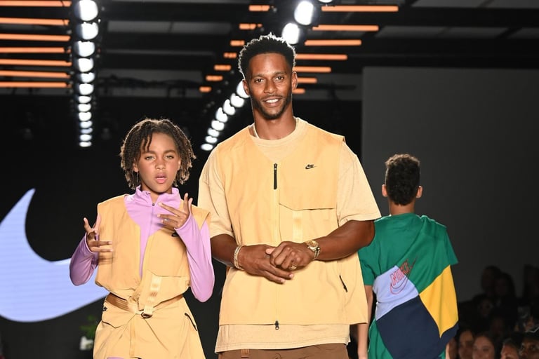 Victor Cruz e la figlia Kennedy sfilano per Nike durante la sfilata Rookie USA Fashion Show 2022 al 608 Fifth Avenue l'8 settembre 2022 a New York City. @ NYFW Rookie USA