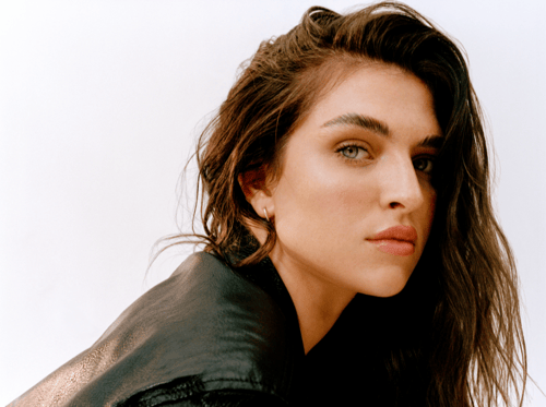 Mae Muller Shares New Single + Video "I Just Came To Dance"