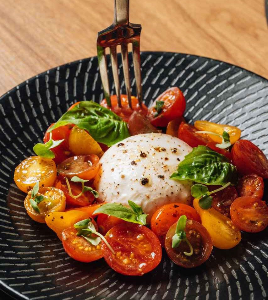 SLSブリッケルのFI'LIA:クリスマスディナーと新年の「リカバリーブランチ」 - 牡蠣とプライムリブが半額