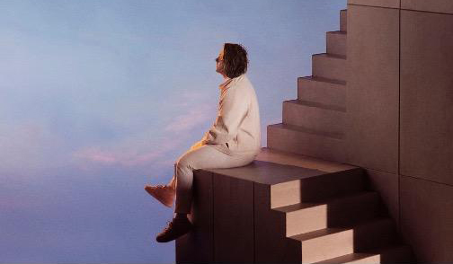 Lewis Capaldi da la vuelta al guión de la clásica balada de ruptura con su nuevo y potente single + vídeo "Wish You The Best"