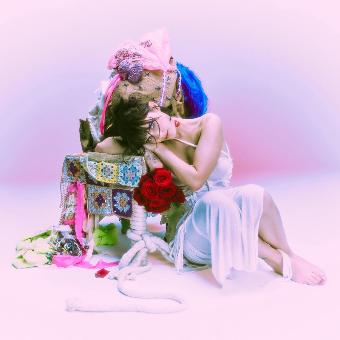 Aufstrebende Popkünstlerin Emeline veröffentlicht trotzige neue Single “Everything I'M Not”