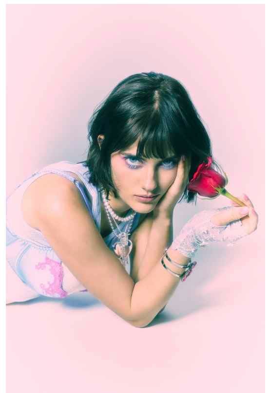 Aufstrebende Popkünstlerin Emeline veröffentlicht trotzige neue Single “Everything I'M Not”