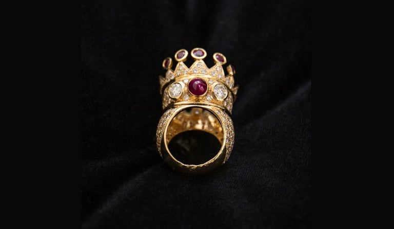 L'anello con corona autoprogettato da Tupac Shakur sarà protagonista dell'asta di Sotheby's che celebra i 50 anni dell'hip hop