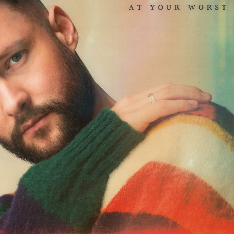 CALUM SCOTT CELEBRA L'AUTOCOMPASSIONE NEL NUOVO SINGOLO EUFORICO "AT YOUR WORST"“