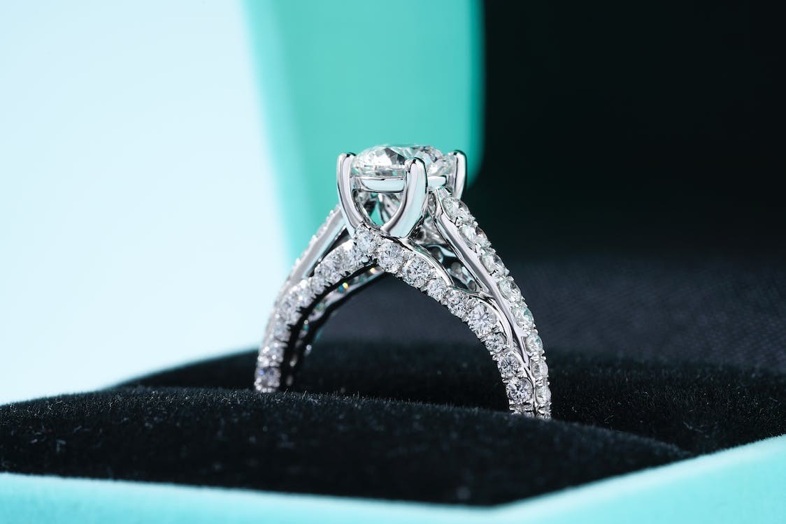 Anillos de diamantes personalizados: Creando el símbolo de amor de tus sueños