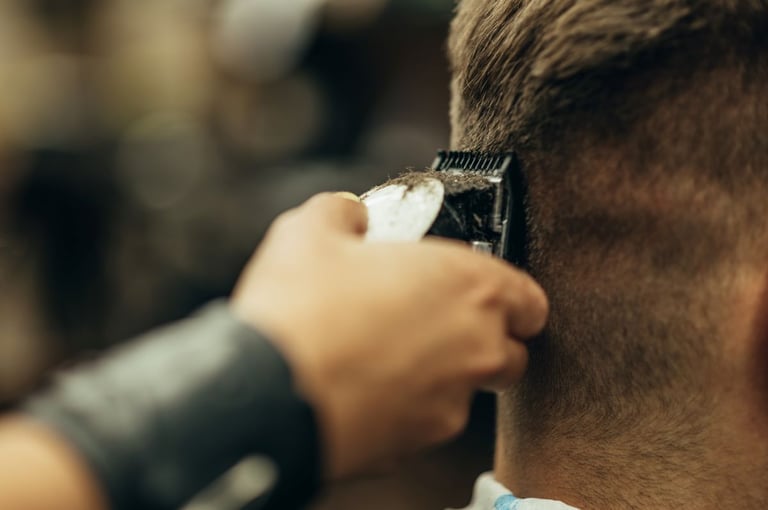 La simplicité en dit long : le retour en force de la coupe rasée dans la mode contemporaine