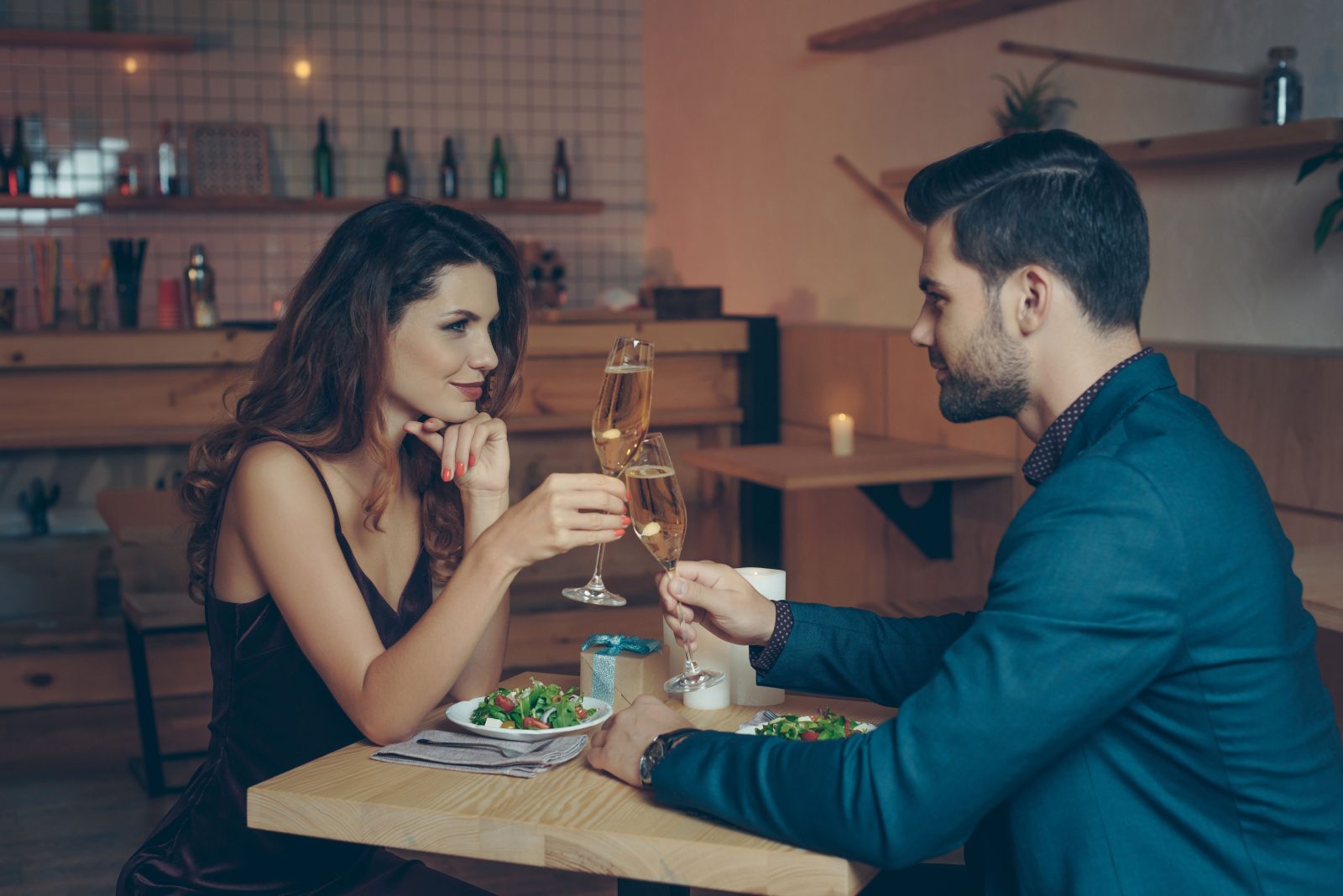 How Do You Act on A First Date With Someone You Met Online