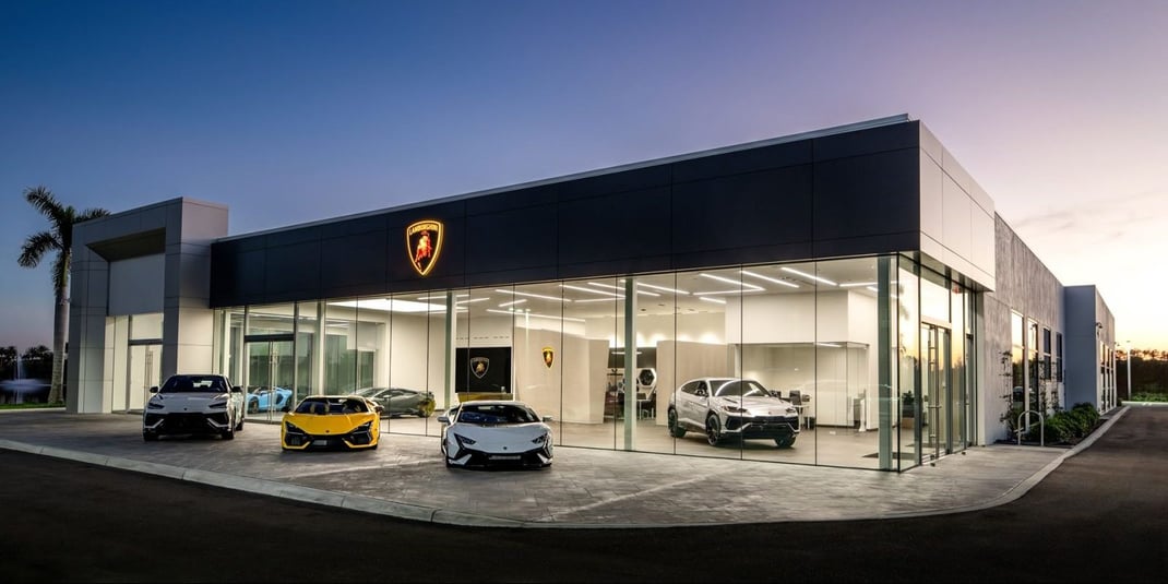 Lamborghini inaugura una sala de exposición en Naples (Florida) con el debut en el mercado del superdeportivo Revuelto V12 Hybrid 1