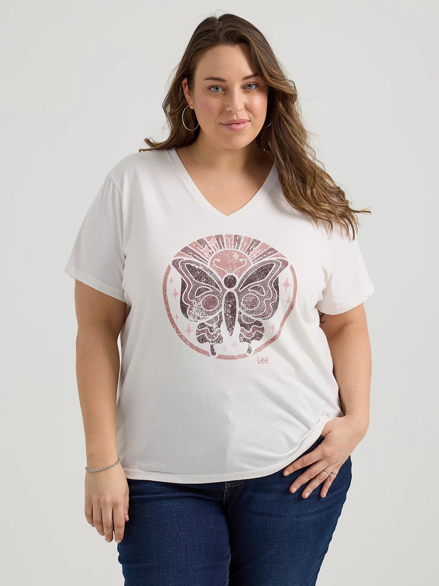 WOMEN'S BUTTERFLY V-NECK GRAPHIC TEE (PLUS) IN MARSHMALLOW